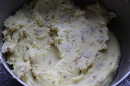 Easy Crowd Pleasing Whipped Mashed Potatoes 